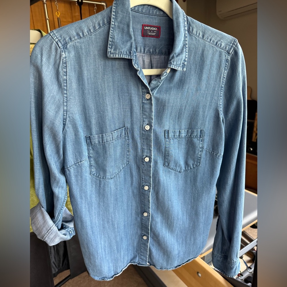 UNTUCKit Women’s Chambray Shirt